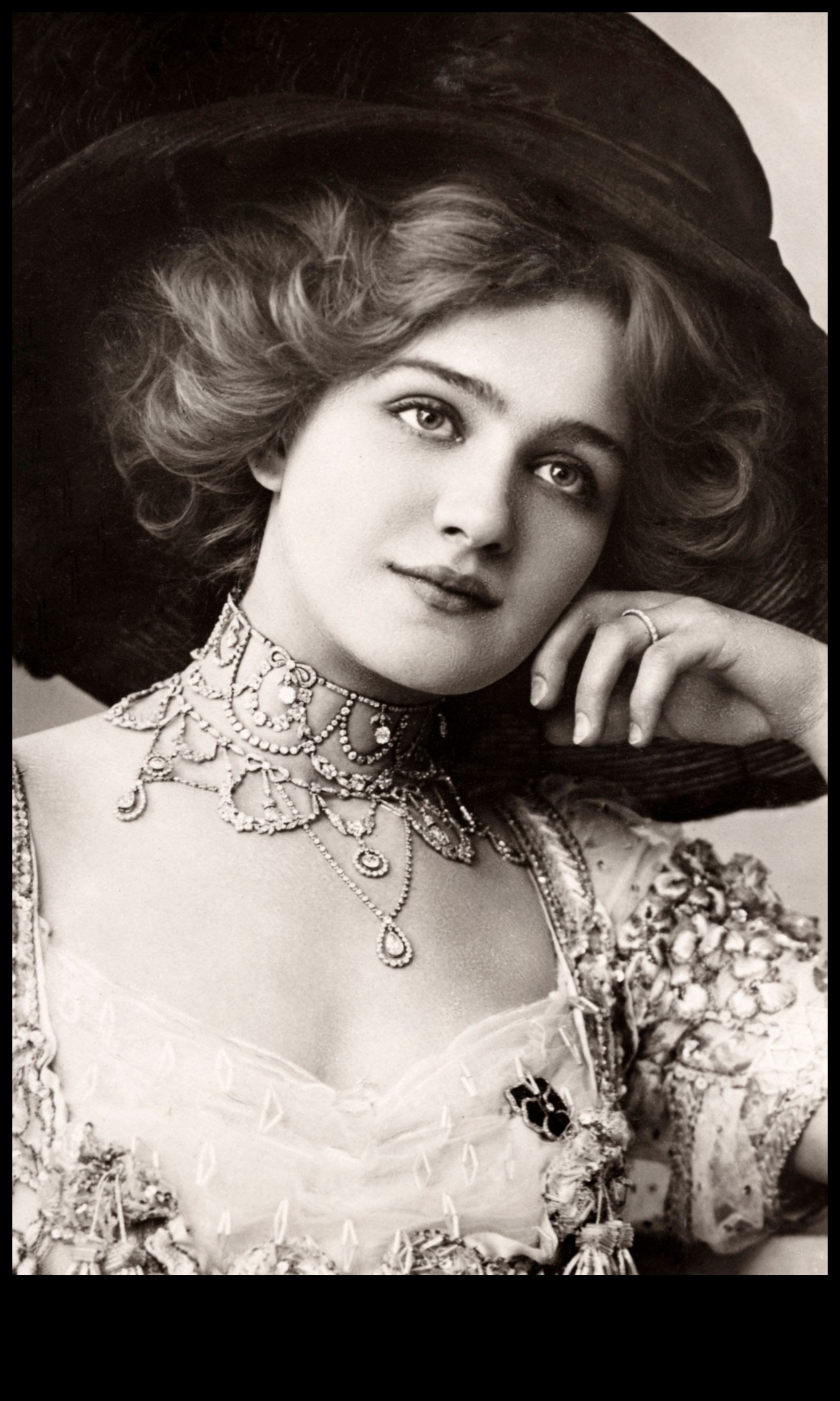 Glamour Glimpses Διαχρονική μόδα που αποτυπώθηκε μέσα από τον εμβληματικό φακό της ακρίβειας 4 Glamour Glimpses: Διαχρονική μόδα που συλλαμβάνεται μέσα από τον εμβληματικό φακό της ακρίβειας