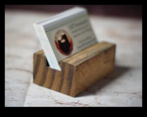Κάτοχοι επαγγελματικών καρτών DIY Wooden: Crafting Professional Accessories