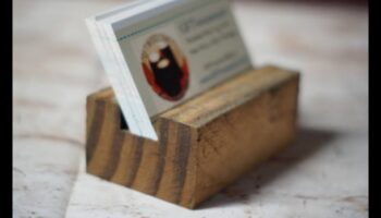Κάτοχοι επαγγελματικών καρτών DIY Wooden: Crafting Professional Accessories