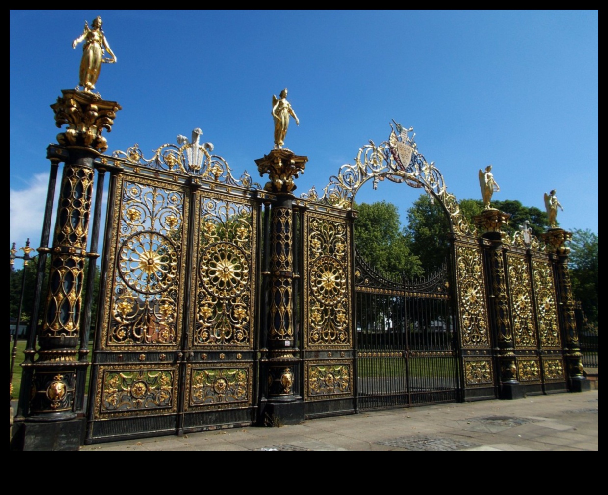 Golden Gates: Τεχνικές για τη δημιουργία εντυπωσιακής αστικής φωτογραφίας εισόδων πόλεων